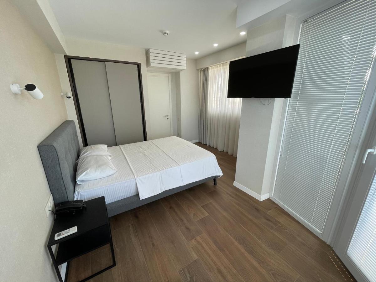 Aliance Apartment On First Line バトゥーミ エクステリア 写真