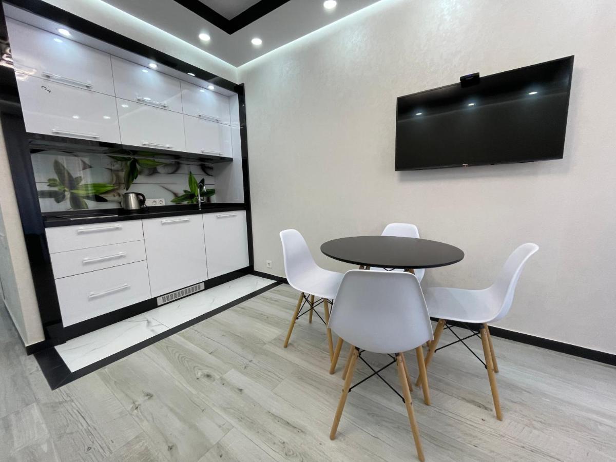 Aliance Apartment On First Line バトゥーミ エクステリア 写真