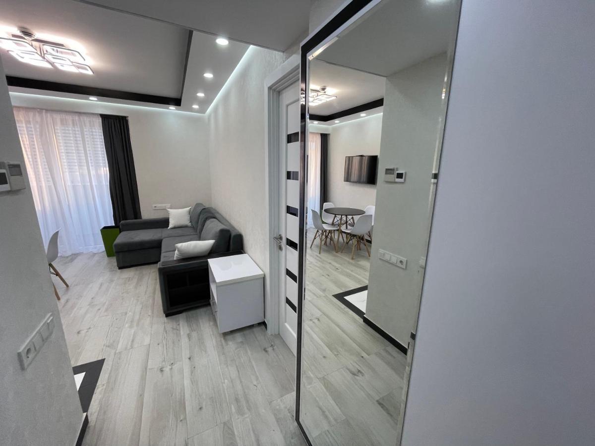 Aliance Apartment On First Line バトゥーミ エクステリア 写真