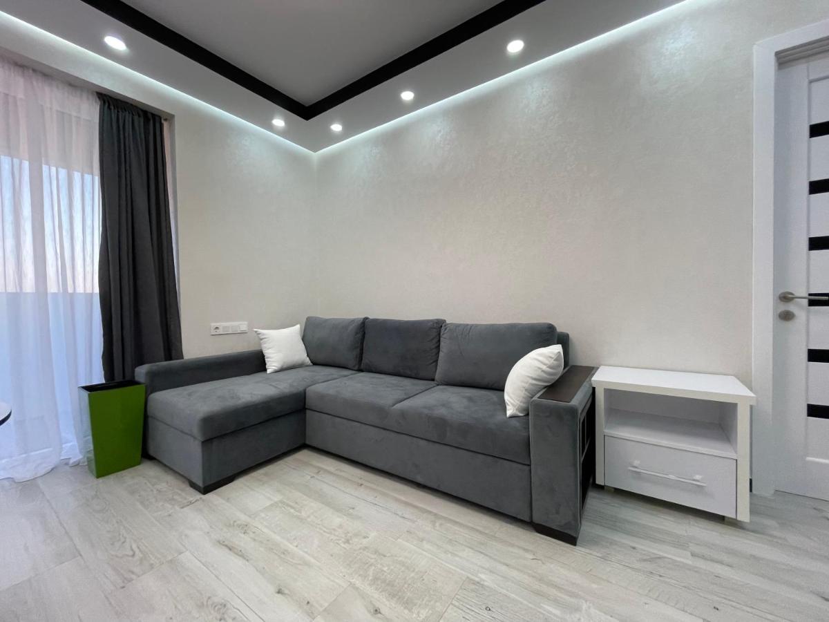 Aliance Apartment On First Line バトゥーミ エクステリア 写真